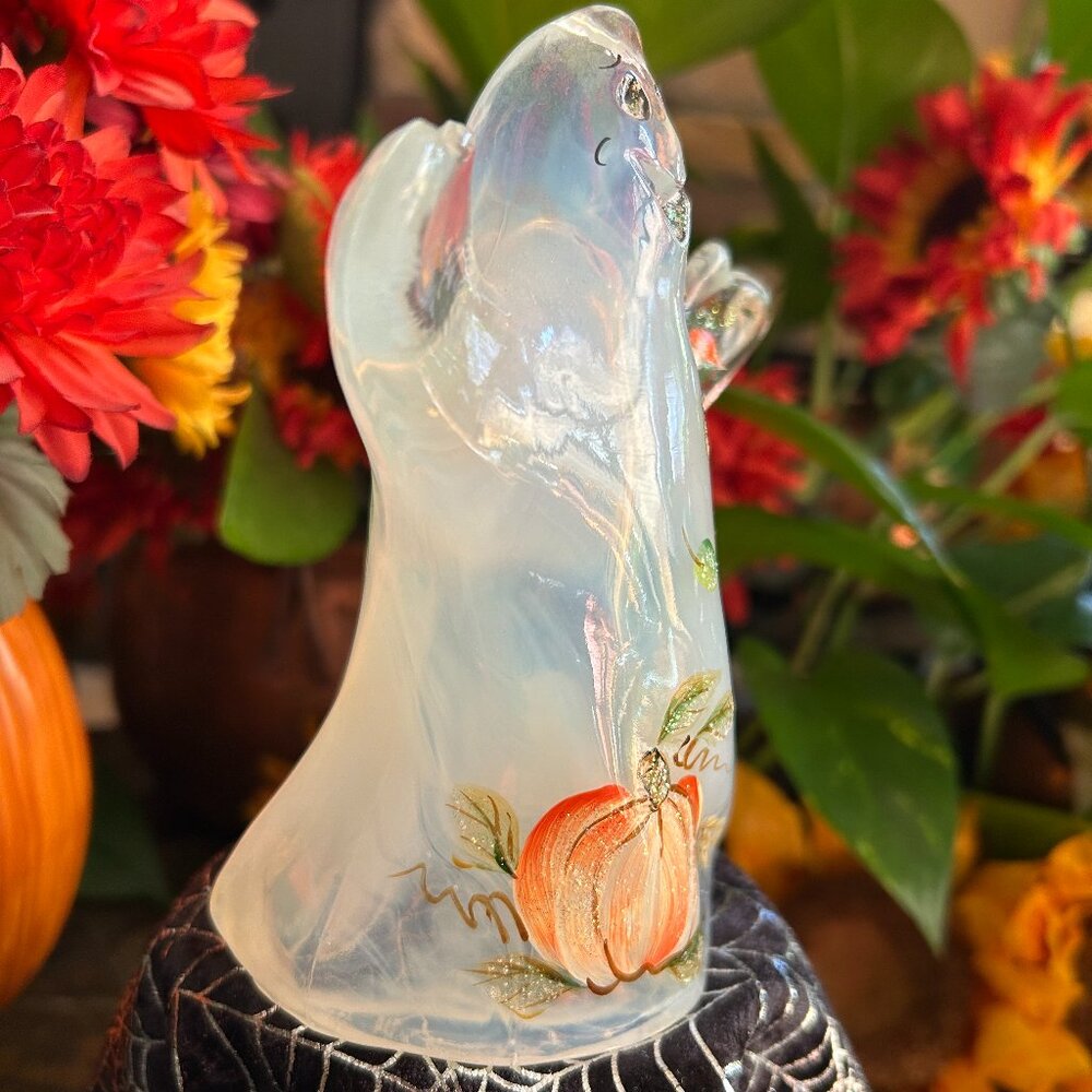 MINT 2005 Fenton Art Glass Halloween Ghost, Signed by J. Cutshaw - Picture 6 of 13